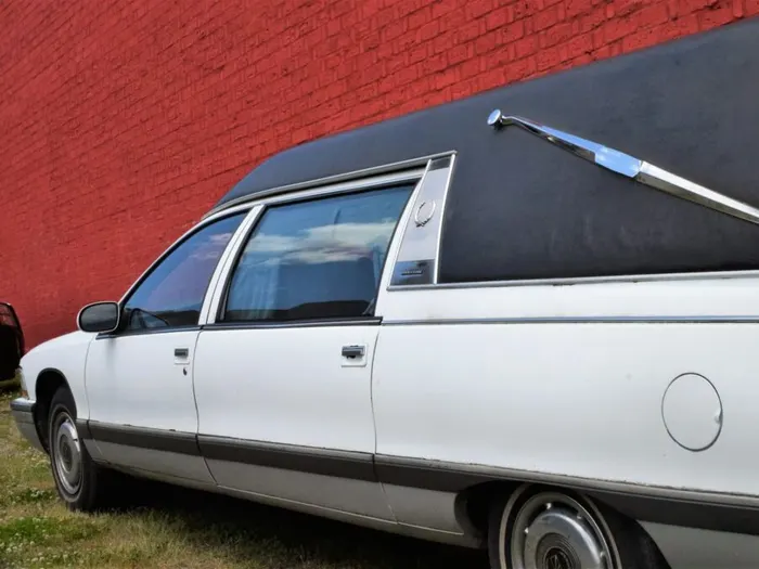 Carro funerário usado em translado